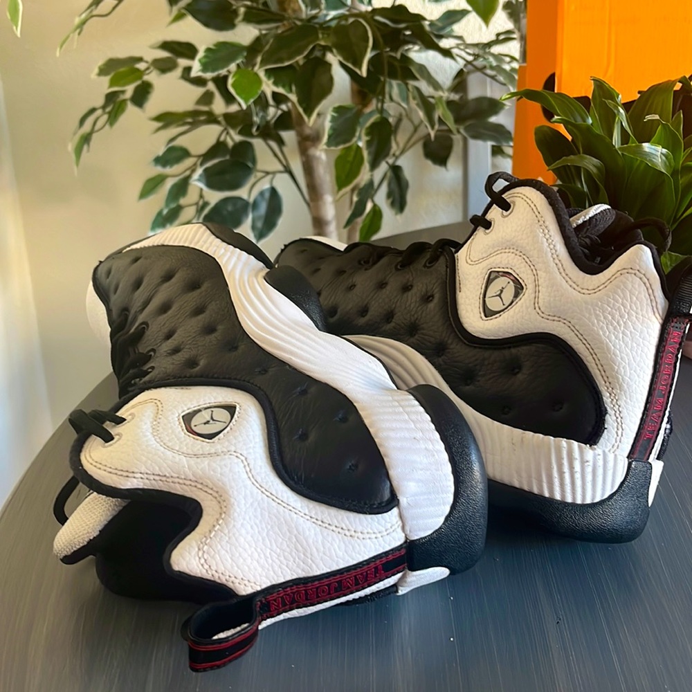 NIKE JORDANS